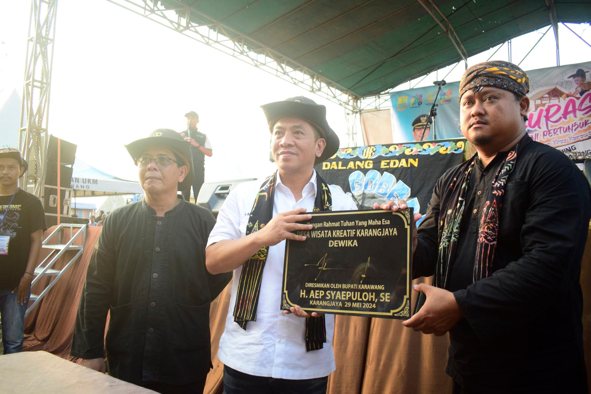 Thumbnail Artikel Kurasi Seni Pertunjukan, Bupati Karawang Resmikan Desa Kreatif di Desa Karangjaya