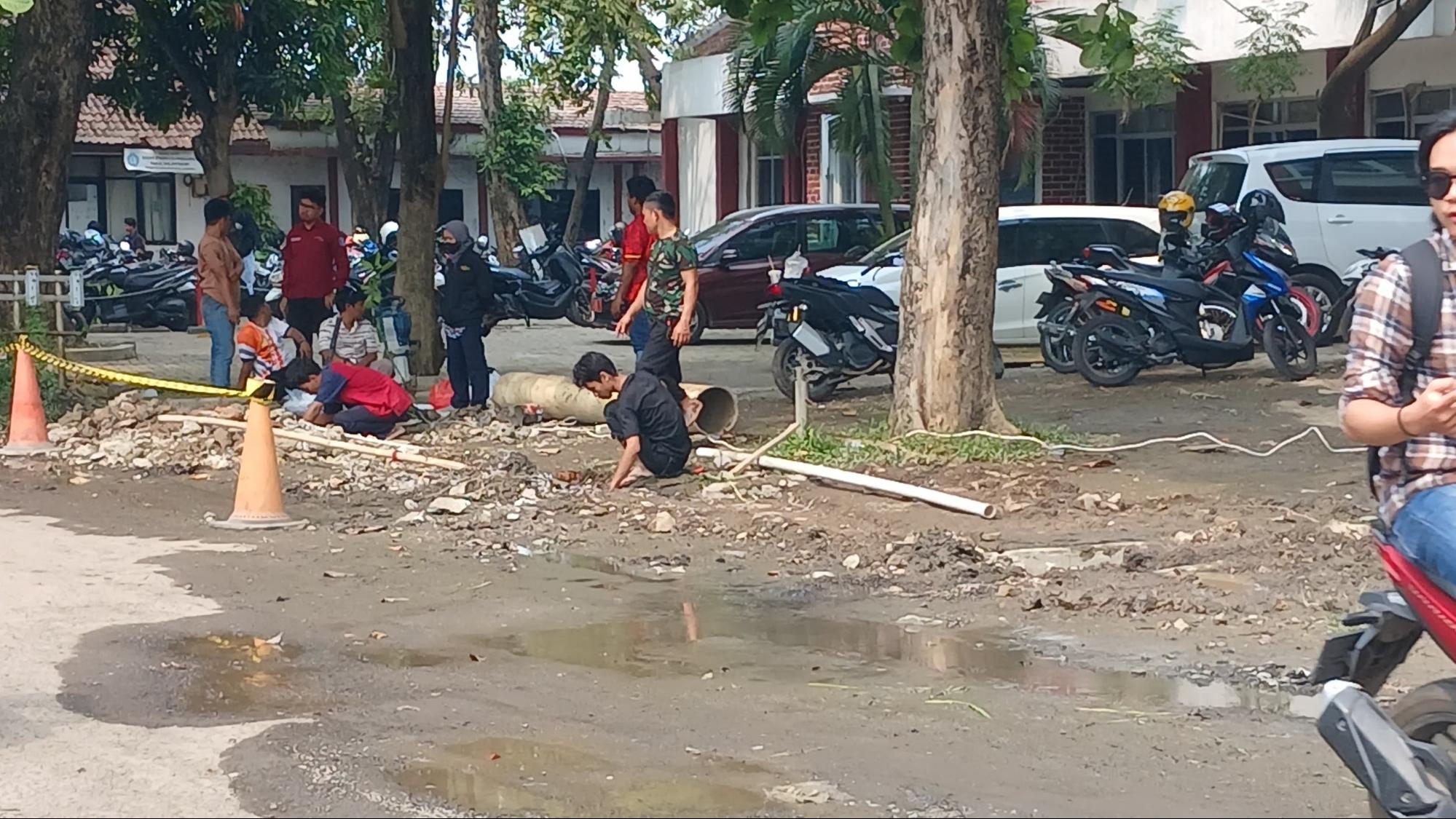Thumbnail Artikel Genangan Air Hambat Aktivitas Mahasiswa: Bagaimana Perbaikan Drainase Unsika?