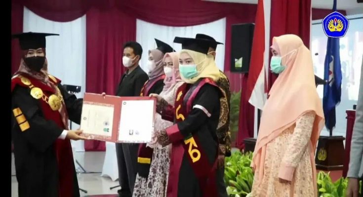 Thumbnail Artikel Sempat Kuliah Sambil Bekerja, Mahasiswi Ini Mendapatkan Predikat Wisudawati Terbaik 2021 Unsika