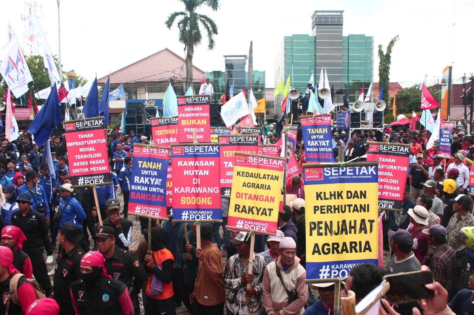 Thumbnail Artikel Aksi Demonstrasi #KarawangPoek: Buruh Tolak Perbup Karawang No 19 Tahun 2025 Tentang Pemagangan